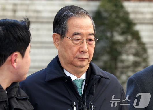 한덕수 전 국무총리가 21일 오후 서울 서초구 서울중앙지법에서 열린 내란 우두머리 방조, 내란 중요임무 종사 혐의 사건 1심 선고공판에 출석하고 있다. 2026.1.21/뉴스1 ⓒ News1 박지혜 기자