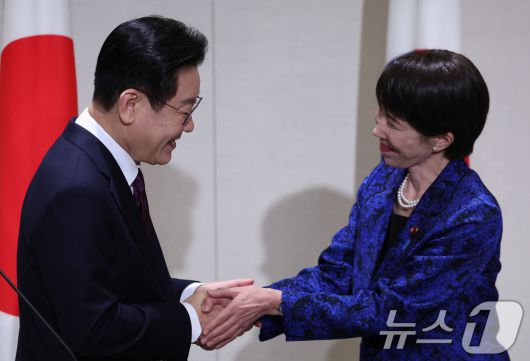 이재명 대통령과 다카이치 사나에 일본 총리가 지난 13일 일본 나라현 회담장에서 공동언론발표를 마친 뒤 악수하고 있다. 2026.1.13/뉴스1 ⓒ News1 이재명 기자