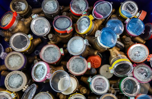 서울 전역에 한파주의보가 내려진 21일 서울 강북구 서울북부수도사업소에서 수도계량기 교체반 직원이 동파된 수도계량기를 정리하고 있다.  2026.1.21/뉴스1 ⓒ News1 김진환 기자