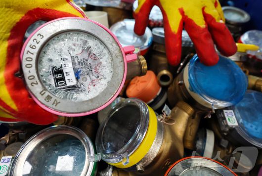 서울 전역에 한파주의보가 내려진 21일 서울 강북구 서울북부수도사업소에서 수도계량기 교체반 직원이 동파된 수도계량기를 정리하고 있다.  이날 서울시에 따르면 전날 오후 5시부터 이날 새벽 5시까지 수도 계량기 동파 13건이 집계됐다고 밝혔다. 한랭 질환자나 수도관 동결 피해는 발생하지 않았다. 2026.1.21/뉴스1 ⓒ News1 김진환 기자