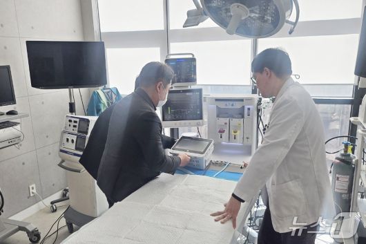 전문 인력이 동물병원 호흡 마취기를 살펴보고 있다(코벳 제공). ⓒ 뉴스1