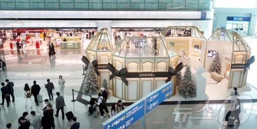 신세계면세점이 인천공항 제2터미널점에 추가 오픈한 뷰티 및 주류 테마존 등 신규 매장. (신세계면세점 제공) 2024.11.26/뉴스1