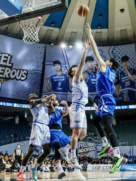 22일 오후 서울 송파구 잠실 잠실실내체육관에서 열린 2025-2026 LG전자 프로농구 정규리그 서울 삼성 썬더스와 대구 한국가스공사의 경기, 4쿼터 삼성 이관희가 레이업 슛을 하고 있다. 2026.1.22/뉴스1 ⓒ News1 김진환 기자
