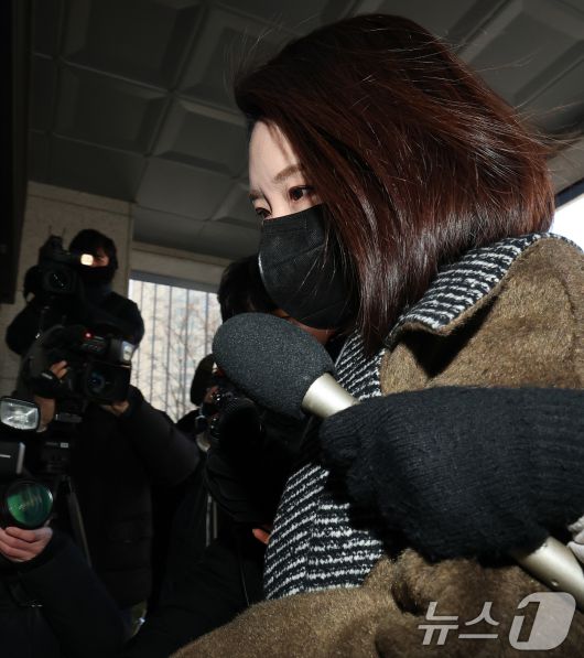 김병기 의원의 공천헌금 수수·아들 부정 편입 의혹의 핵심으로 지목되는 이지희 동작구의원이 21일 오후 서울 마포구 서울경찰청 공공범죄수사대에서 피의자 신분으로 조사를 받기 위해 출석하고 있다. 2026.1.21/뉴스1 ⓒ News1 오대일 기자