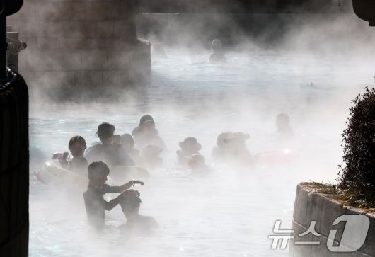 강력한 한파가 지속되고 있는 22일 경기 용인시 처인구 캐리비안 베이를 찾은 시민들이 따뜻한 유수풀에서 몸을 녹이며 즐거운 시간을 보내고 있다. 2026.1.22/뉴스1 ⓒ News1 김영운 기자