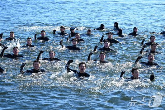 22일 경남 창원 해군 해난구조전대에서 진행된 SSU 혹한기 내한훈련에 참가한 심해잠수사들이 혹한의 바다에서 군가를 제창하고 있다. 기자도 같이 입수해 훈련을 체험하는 시간을 가졌다. (해군 제공)