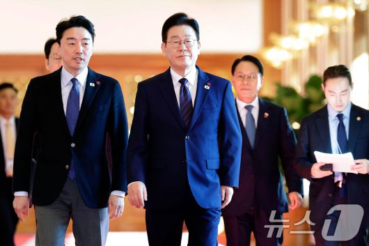 이재명 대통령이 22일 청와대에서 열린 수석보좌관회의에 강훈식 비서실장과 함께 입장하고 있다. (청와대통신사진기자단) 2026.1.22/뉴스1 ⓒ News1 허경 기자