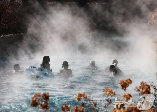 강력한 한파가 지속되고 있는 22일 경기 용인시 처인구 캐리비안 베이를 찾은 시민들이 따뜻한 유수풀에서 몸을 녹이며 즐거운 시간을 보내고 있다. 2026.1.22/뉴스1 ⓒ News1 김영운 기자
