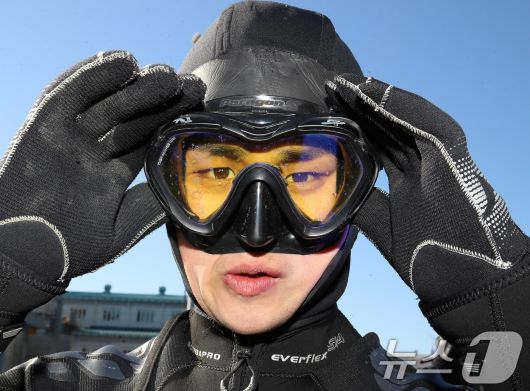 전국적으로 맹추위가 기승을 부린 22일 경남 창원 진해 군항에서 열린 혹한기 내한훈련에서 해군 심해잠수사(SSU)가 오리발 수영을 준비하고 있다. 2026.1.22/뉴스1 ⓒ News1 윤일지 기자