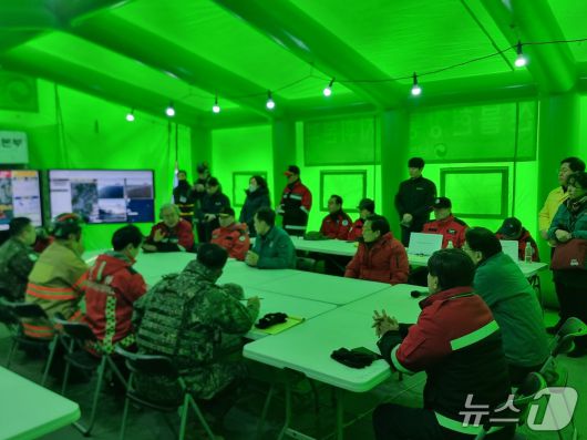 박형준 부산시장이 22일 오전 기장군 산불 현장 긴급 방문해 산불 상황에 대해 보고를 받고 있다. 2026.01.22/뉴스1 ⓒ News1 임순택 기자