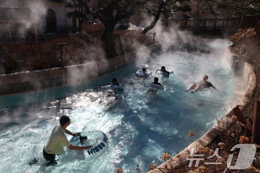 강력한 한파가 지속되고 있는 22일 경기 용인시 처인구 캐리비안 베이를 찾은 시민들이 따뜻한 유수풀에서 몸을 녹이며 즐거운 시간을 보내고 있다. 2026.1.22/뉴스1 ⓒ News1 김영운 기자