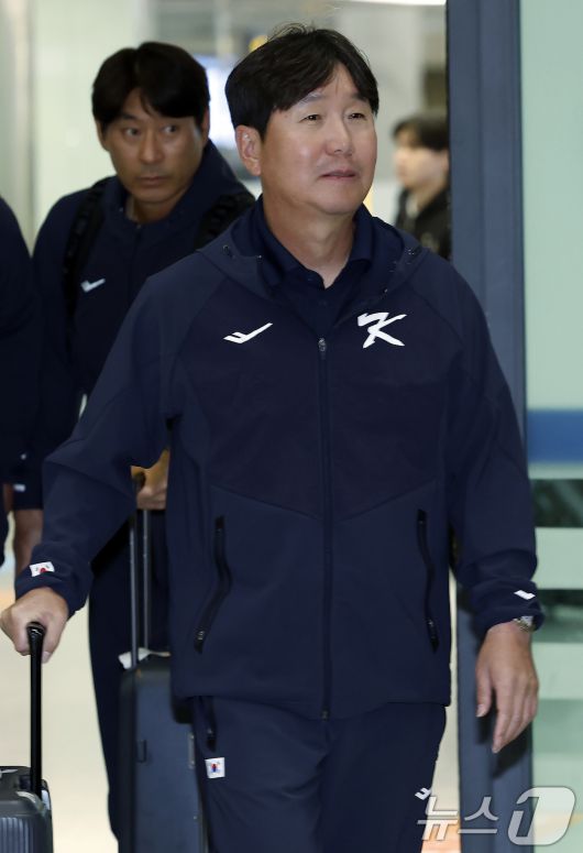 대한민국 야구대표팀 류지현 감독이 사이판 전지훈련을 마치고 21일 오후 인천국제공항을 통해 귀국하고 있다. 2026.1.21/뉴스1 ⓒ News1 박정호 기자