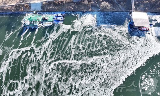 전국 대부분 지역 아침 기온이 영하 10도 안팎으로 떨어지며 한파가 이어진 22일 서울 한강 광나루한강공원 선착장 인근 강물이 얼어있다. 2026.1.22/뉴스1 ⓒ News1 김성진 기자