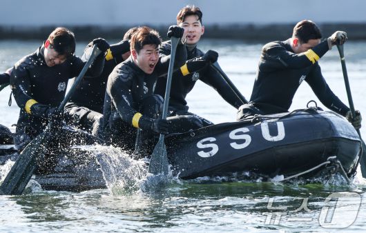 전국적으로 맹추위가 기승을 부린 22일 경남 창원 진해 군항에서 해군 심해잠수사(SSU)들이 고무보트 패들링을 하며 혹한기 훈련을 하고 있다. (공동취재) 2026.1.22/뉴스1 ⓒ News1 윤일지 기자