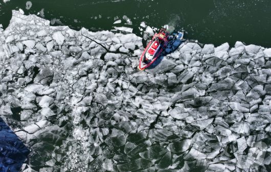 전국 대부분 지역 아침 기온이 영하 10도 안팎으로 떨어지며 한파가 이어진 22일 서울 한강 광나루한강공원 선착장 인근에서 119 광나루수난구조대가 순찰 근무를 하며 출동로 확보 작업을 하고 있다. 2026.1.22/뉴스1 ⓒ News1 김성진 기자