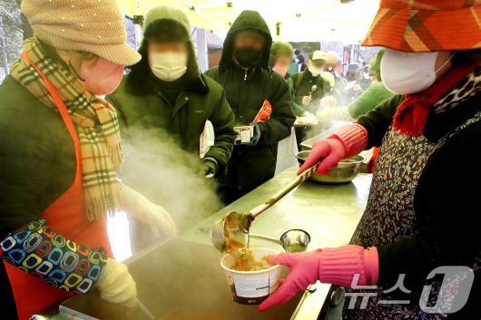 한파가 이어진 22일 대구 달서구 두류공원 사랑해밥차 무료급식소에서 자원봉사자들이 배식을 하고 있다. 2026.1.22/뉴스1 ⓒ News1 공정식 기자