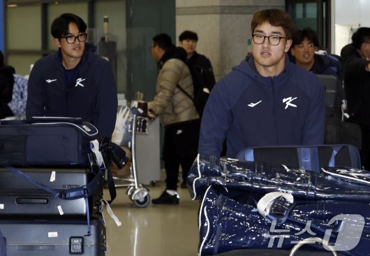 대한민국 야구대표팀 안현민(오른쪽)과 고영표가 사이판 전지훈련을 마치고 21일 오후 인천국제공항을 통해 귀국하고 있다. 2026.1.21/뉴스1 ⓒ News1 박정호 기자