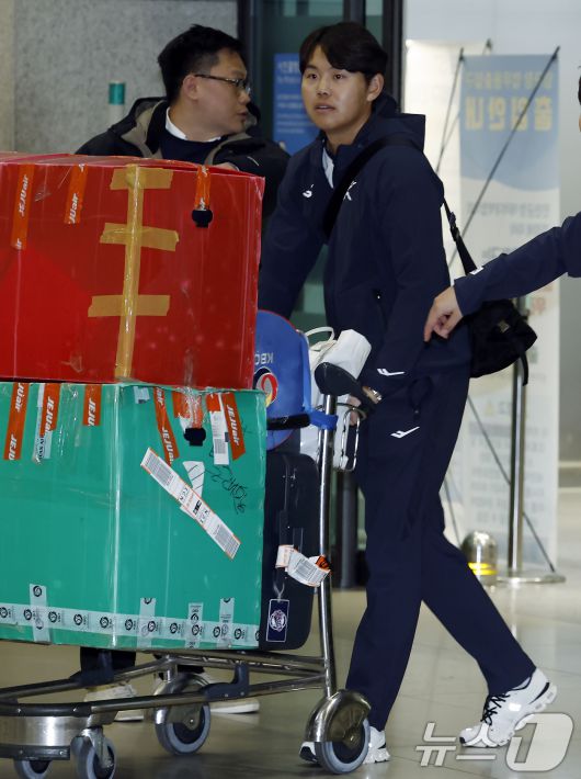 대한민국 야구대표팀 소형준이 사이판 전지훈련을 마치고 21일 오후 인천국제공항을 통해 귀국하고 있다. 2026.1.21/뉴스1 ⓒ News1 박정호 기자