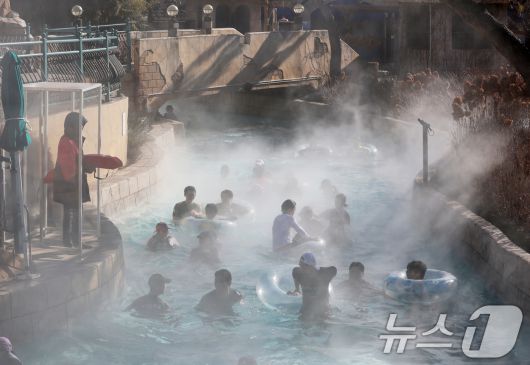 강력한 한파가 지속되고 있는 22일 경기 용인시 처인구 캐리비안 베이를 찾은 시민들이 따뜻한 유수풀에서 몸을 녹이며 즐거운 시간을 보내고 있다. 2026.1.22/뉴스1 ⓒ News1 김영운 기자