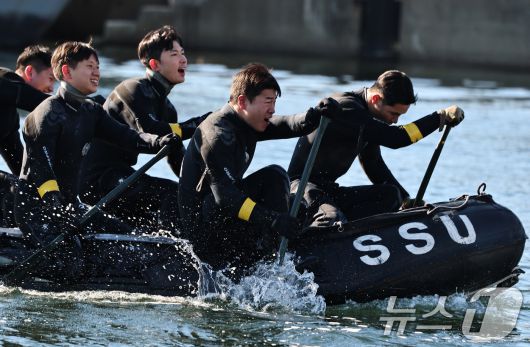 전국적으로 맹추위가 기승을 부린 22일 경남 창원 진해 군항에서 해군 심해잠수사(SSU)들이 고무보트 패들링을 하며 혹한기 훈련을 하고 있다. (공동취재) 2026.1.22/뉴스1 ⓒ News1 윤일지 기자