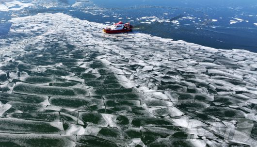전국 대부분 지역 아침 기온이 영하 10도 안팎으로 떨어지며 한파가 이어진 22일 서울 한강 광나루한강공원 선착장 인근에서 119 광나루수난구조대가 순찰 근무를 하며 출동로 확보 작업을 하고 있다. 2026.1.22/뉴스1 ⓒ News1 김성진 기자