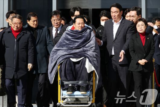 '통일교·공천헌금' 쌍특검법 수용을 촉구하며 단식을 시작한 장동혁 국민의힘 대표가 22일 서울 여의도 국회에서 단식 8일 만에 박근혜 전 대통령의 단식 중단 권고를 받아들여 병원으로 이송되고 있다. 2026.1.22/뉴스1 ⓒ News1 국회사진기자단