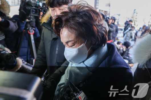 김병기 무소속 의원의 배우자 이예다 씨가 22일 오후 마포구 서울경찰청 공공범죄수사대에서 법인카드 유용 의혹과 관련 피의자 신분으로 조사를 받기 위해 출석하고 있다. ⓒ News1 안은나 기자