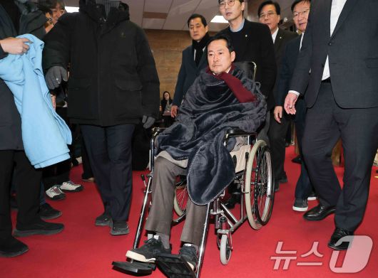 8일 만에 단식 중단을 선언한 장동혁 국민의힘 대표가 22일 서울 여의도 국회에서 병원으로 이송되고 있다. 2026.1.22/뉴스1 ⓒ News1 국회사진기자단