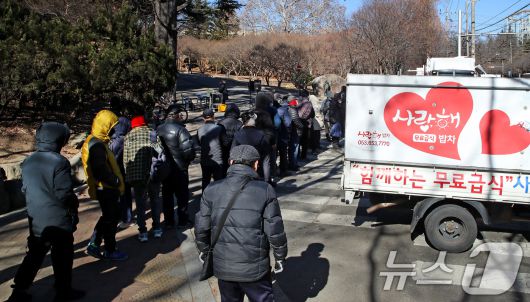 22일 대구 달서구 두류공원 사랑해밥차 무료급식소 앞에서 배식을 기다리는 행렬. 2026.1.22/뉴스1 ⓒ News1 공정식 기자