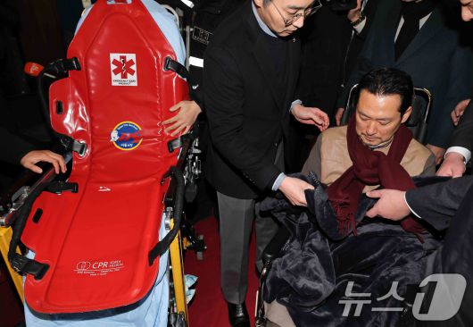 8일 만에 단식 중단을 선언한 장동혁 국민의힘 대표가 22일 서울 여의도 국회에서 병원으로 이송되고 있다. 2026.1.22/뉴스1 ⓒ News1 국회사진기자단