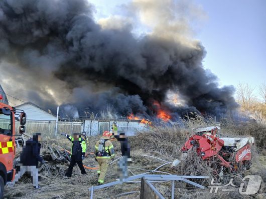 21일 오전 11시6분쯤 의성군 구천면의 농기계 창고에서 불이나 소방 당국이 진화하고 있다.(경북소방본부 제공. 재판매 및 DB 금지)2026.1.22/뉴스1