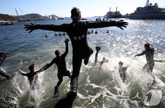전국적으로 맹추위가 기승을 부린 22일 경남 창원 진해 군항에서 해군 심해잠수사(SSU)들이 차가운 겨울 바다로 뛰어들며 혹한기 훈련을 하고 있다. 2026.1.22/뉴스1 ⓒ News1 윤일지 기자