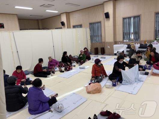 22일 오전 9시 광양 산불로 인해 마련된 옥곡면사무소 임시 대피소에 주민들이 모여 있다. 2026.1.22/뉴스1 ⓒ News1 김성준 기자