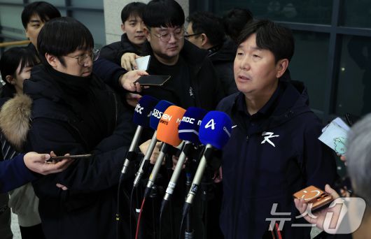대한민국 야구대표팀 류지현 감독이 사이판 전지훈련을 마치고 21일 오후 인천국제공항을 통해 귀국해 취재진과 인터뷰를 하고 있다. 2026.1.21/뉴스1 ⓒ News1 박정호 기자
