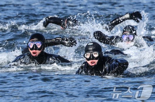 전국적으로 맹추위가 기승을 부린 22일 경남 창원 진해 군항에서 열린 혹한기 내한훈련에서 해군 심해잠수사(SSU)들이 오리발 수영을 하고 있다. (공동취재) 2026.1.22/뉴스1 ⓒ News1 윤일지 기자