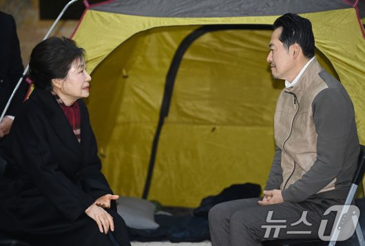 박근혜 전 대통령이 22일 서울 여의도 국회 로텐더홀에서 쌍특검(통일교·민주당 공천 뇌물 특검)을 요구하며 8일째 단식 중인 장동혁 국민의힘 대표를 만나 대화하고 있다. (공동취재) 2026.1.22/뉴스1 ⓒ News1 신웅수 기자