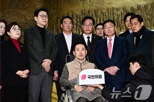 '통일교·공천헌금' 쌍특검법 수용을 촉구하며 8일째 단식을 이어오던 장동혁 국민의힘 대표가 22일 서울 여의도 국회 로텐더홀에서 단식 중단을 선언한 뒤 병원으로 가기 전 입장을 밝히고 있다. 2026.1.22/뉴스1 ⓒ News1 국회사진기자단