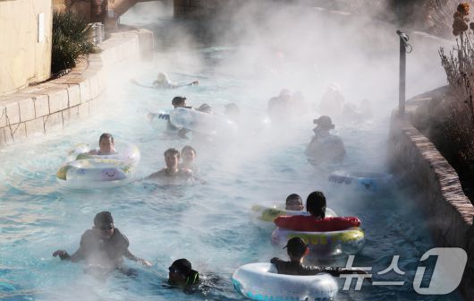 강력한 한파가 지속되고 있는 22일 경기 용인시 처인구 캐리비안 베이를 찾은 시민들이 따뜻한 유수풀에서 몸을 녹이며 즐거운 시간을 보내고 있다. 2026.1.22/뉴스1 ⓒ News1 김영운 기자