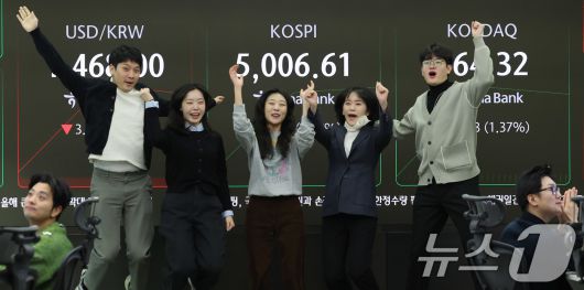 22일 오전 서울 중구 하나은행 본점 딜링룸 현황판에 코스피 지수가 장중 5000p를 넘으며 개장하자 직원들이 환호하고 있다. 2026.1.22/뉴스1 ⓒ News1 박지혜 기자