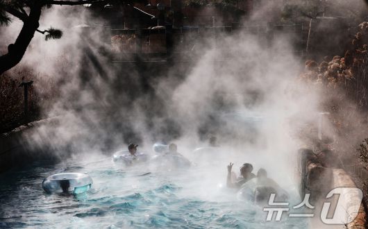 강력한 한파가 지속되고 있는 22일 경기 용인시 처인구 캐리비안 베이를 찾은 시민들이 따뜻한 유수풀에서 몸을 녹이며 즐거운 시간을 보내고 있다. 2026.1.22/뉴스1 ⓒ News1 김영운 기자