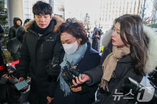 김병기 무소속 의원의 배우자 이예다 씨가 22일 오후 마포구 서울경찰청 공공범죄수사대에서 법인카드 유용 의혹과 관련 피의자 신분으로 조사를 받기 위해 출석하고 있다. 2026.1.22/뉴스1 ⓒ News1 안은나 기자