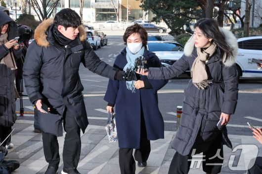 김병기 무소속 의원의 배우자 이예다 씨가 22일 오후 마포구 서울경찰청 공공범죄수사대에서 법인카드 유용 의혹과 관련 피의자 신분으로 조사를 받기 위해 출석하고 있다. 2026.1.22/뉴스1 ⓒ News1 안은나 기자