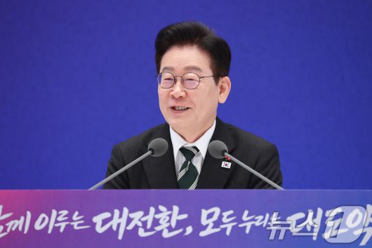 이재명 대통령이 21일 청와대 영빈관에서 열린 신년 기자회견에서 취재진 질문에 답변하고 있다. 2026.1.21/뉴스1 ⓒ News1 이재명 기자