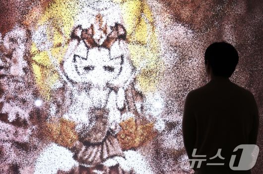 22일 서울 종로구 아라아트센터에서 열린 '쿠키런: 킹덤 아트 콜라보 프로젝트 특별전 - 위대한 왕국의 유산' 언론공개회에서 관계자가 전시를 살펴보고 있다. 이번 특별전은 데브시스터즈가 지난 2년간 이어 온 아트 콜라보 프로젝트를 총망라한 전시로 오는 23일부터 4월 12일까지 개최된다. 2026.1.22/뉴스1 ⓒ News1 최지환 기자