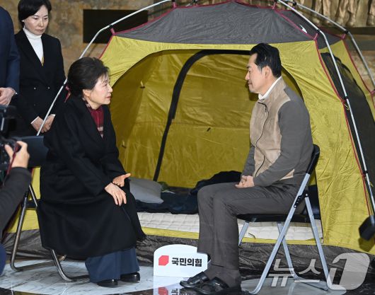 박근혜 전 대통령이 22일 서울 여의도 국회 로텐더홀에서 쌍특검(통일교·민주당 공천 뇌물 특검)을 요구하며 8일째 단식 중인 장동혁 국민의힘 대표를 만나 대화하고 있다. (공동취재) 2026.1.22/뉴스1 ⓒ News1 신웅수 기자