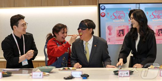 최휘영 문화체육관광부 장관이 22일 서울 영등포구 더현대 서울 문화센터에서 진행되고 있는 코리아그랜드세일의 체험행사 '케이-소스 활용 한식 쿠킹클래스'에서 외국인 관광객이 만든 쌈밥을 맛보고 있다.(문체부 제공)