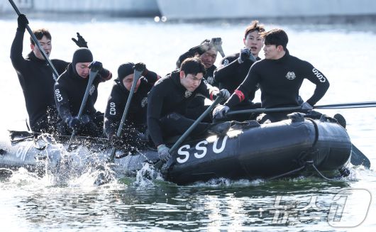 전국적으로 맹추위가 기승을 부린 22일 경남 창원 진해 군항에서 해군 심해잠수사(SSU)들이 고무보트 패들링을 하며 혹한기 훈련을 하고 있다. (공동취재) 2026.1.22/뉴스1 ⓒ News1 윤일지 기자