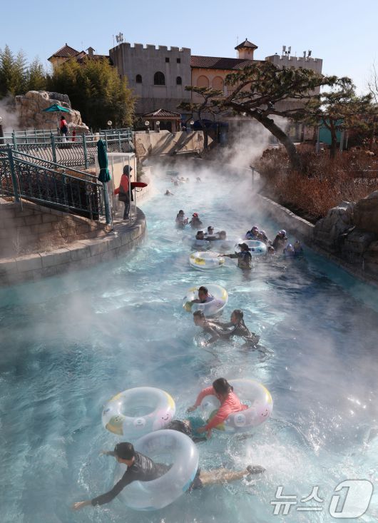 강력한 한파가 지속되고 있는 22일 경기 용인시 처인구 캐리비안 베이를 찾은 시민들이 따뜻한 유수풀에서 몸을 녹이며 즐거운 시간을 보내고 있다. 2026.1.22/뉴스1 ⓒ News1 김영운 기자