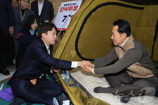 통일교·공천헌금 '쌍특검' 수용을 요구하며 단식 7일 차를 맞은 국민의힘 장동혁 대표가 지난 21일 서울 여의도 국회 로텐더홀 단식 농성장을 찾은 개혁신당 이준석 대표와 인사하고 있다. (공동취재) 2026.1.21/뉴스1 ⓒ News1 신웅수 기자