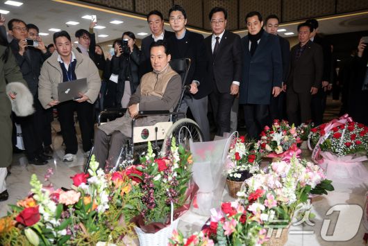 '통일교·공천헌금' 쌍특검법 수용을 촉구하며 단식을 시작한 장동혁 국민의힘 대표가 22일 서울 여의도 국회에서 단식 8일 만에 박근혜 전 대통령의 단식 중단 권고를 받아들여 병원으로 이송되고 있다. 2026.1.22/뉴스1 ⓒ News1 국회사진기자단